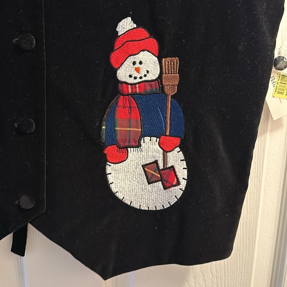 Women’s Black Velvet Vest NWT With
Beautiful Christmas Appliqués Size PL - Picture 3 of 9